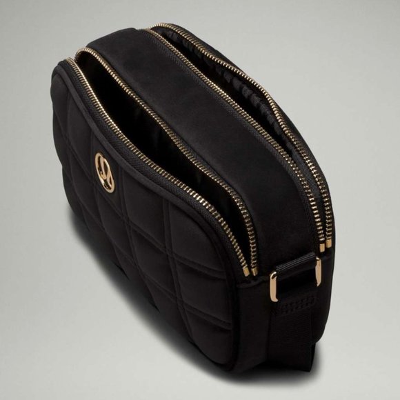 (2367/68) LULULEMON Crossbody Camera Bag 2L *Quilted Velour Blk/Gld - Picture 2 of 4